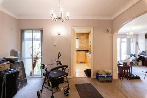 3 bedroom apartment for sale, Princess Court, Leeds LS17