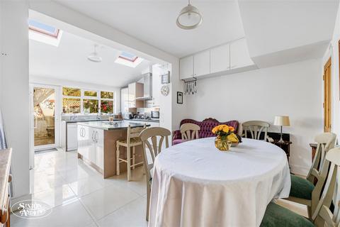 104 Cranmer Avenue, London, W13 9XU