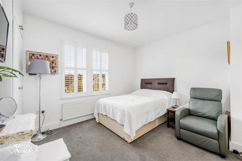 104 Cranmer Avenue, London, W13 9XU