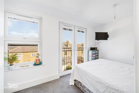 104 Cranmer Avenue, London, W13 9XU