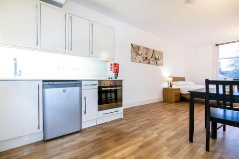 Studio to rent, Kensington High Street, Kensington, W8
