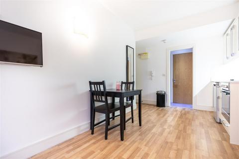 Studio to rent, Kensington High Street, Kensington, W8