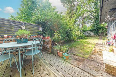 2 bedroom flat for sale, Weybourne Road, Farnham GU9