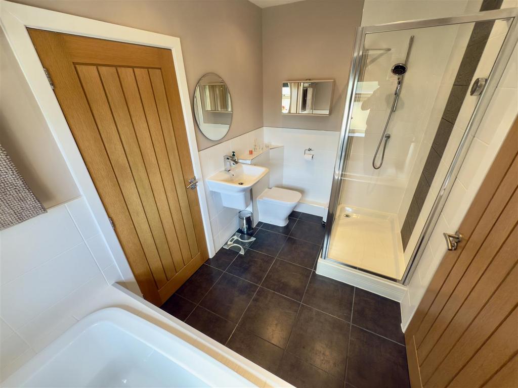 Jack and Jill En-suite