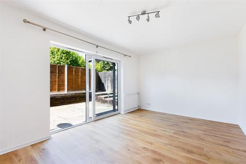 14d Willis Close, Epsom, KT18 7SS