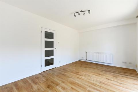 14d Willis Close, Epsom, KT18 7SS