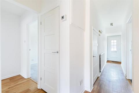 14d Willis Close, Epsom, KT18 7SS