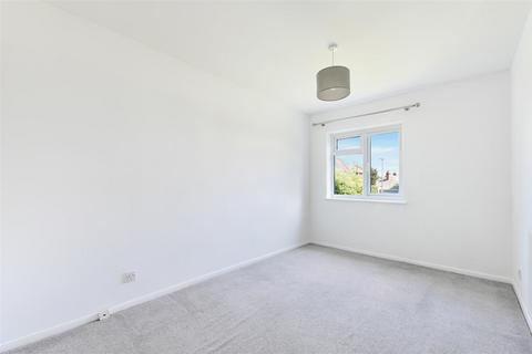 14d Willis Close, Epsom, KT18 7SS