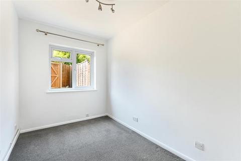 14d Willis Close, Epsom, KT18 7SS
