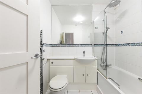14d Willis Close, Epsom, KT18 7SS
