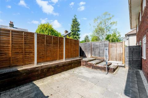 14d Willis Close, Epsom, KT18 7SS