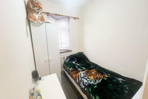 4 bedroom terraced house to rent, St. Olaves Road, London, E6