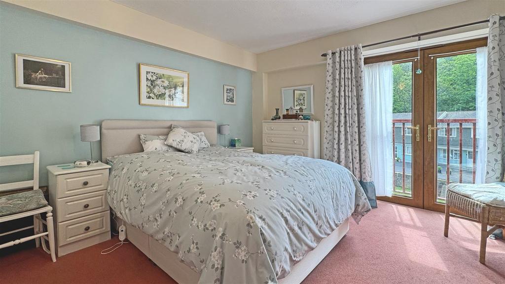 Bedroom 1 1 (3).jpg