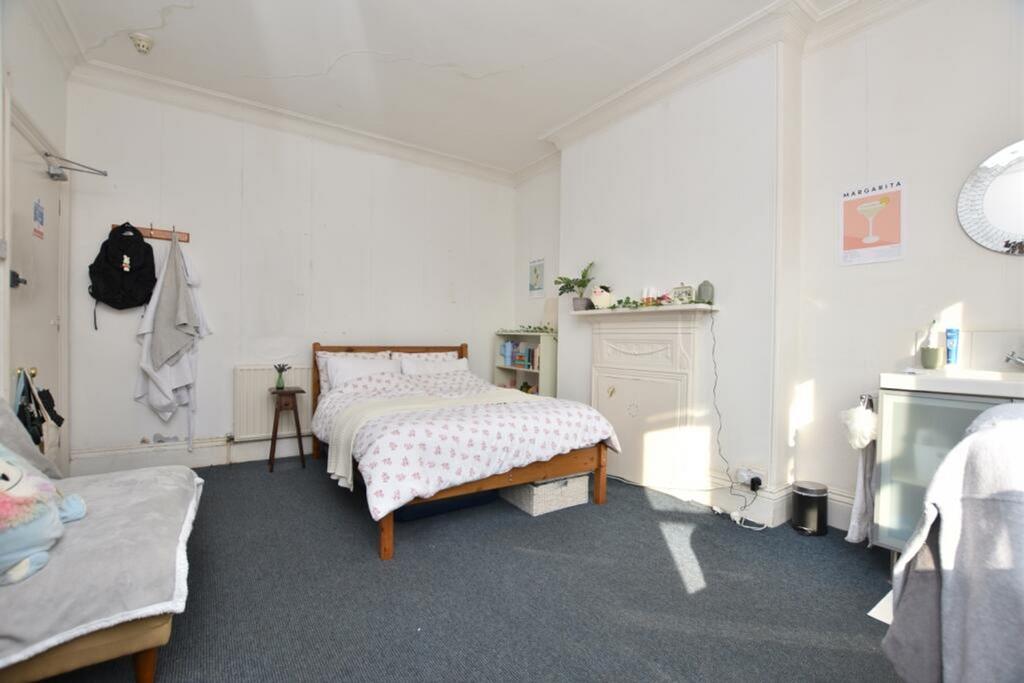 A cozy double bedroom featuring a comfortable b...