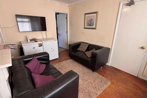 6 bedroom detached house to rent, Priory Street, Nottingham NG7 2NX