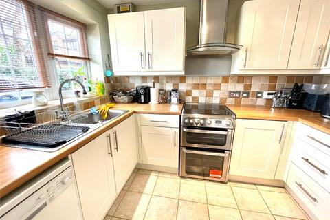 3 bedroom semi-detached house to rent, Kinnaird Close, Burnham SL1