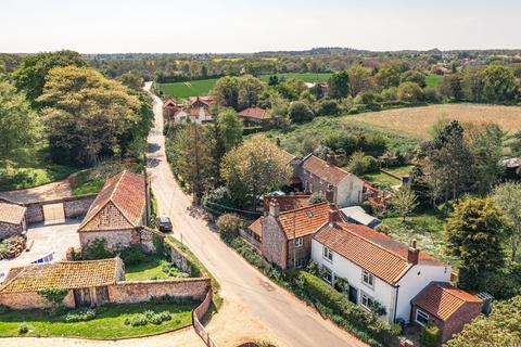 undefined, Characterful Country Cottage in Southrepps