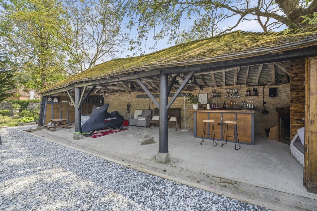 Store/Outdoor Bar
