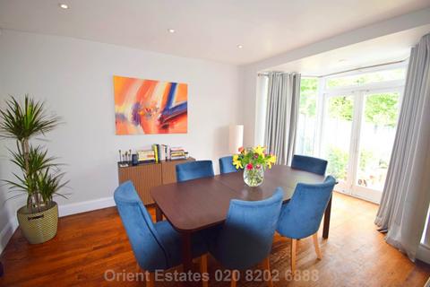 32 Westside, London, NW4 4XB
