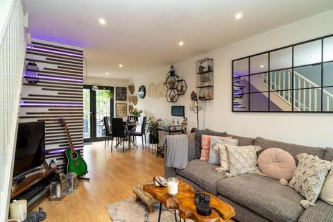 2 bedroom semi-detached house for sale, Pinewood Close, Borehamwood WD6