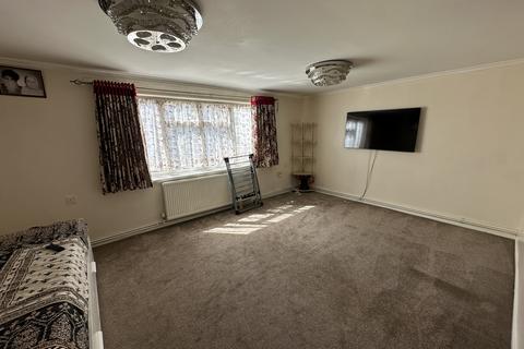 2 bedroom flat to rent, Convent Way, Southall UB2