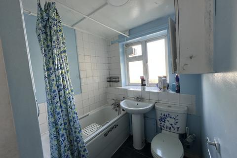 2 bedroom flat to rent, Convent Way, Southall UB2