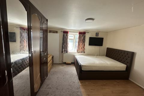 2 bedroom flat to rent, Convent Way, Southall UB2