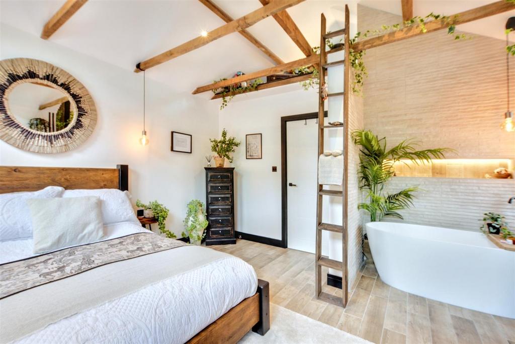 Principal bedroom suite