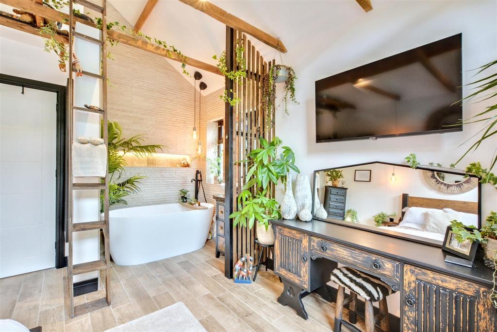 Principal bedroom suite