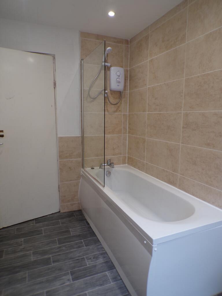 This beautifully designed bathroom suite featur...