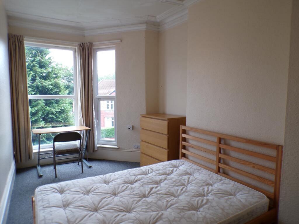 Bright and spacious double bedroom featuring la...