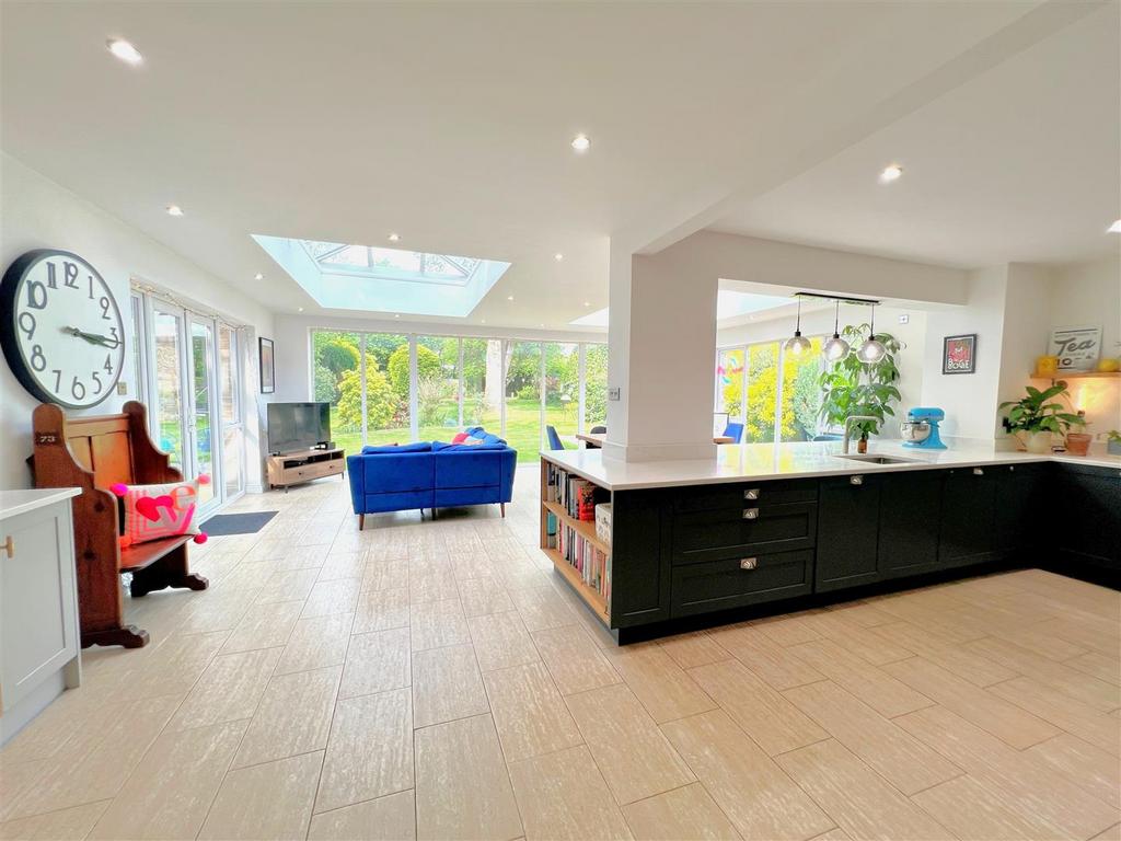 Kitchen liv dinig.jpg