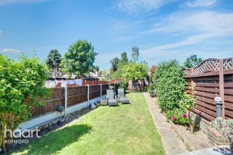 3 bedroom terraced house for sale, Laurel Crescent, Romford