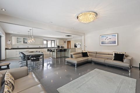 4 bedroom detached house for sale, 142 Brook Lane, Sarisbury Green, Southampton, Hampshire. SO31 7EW
