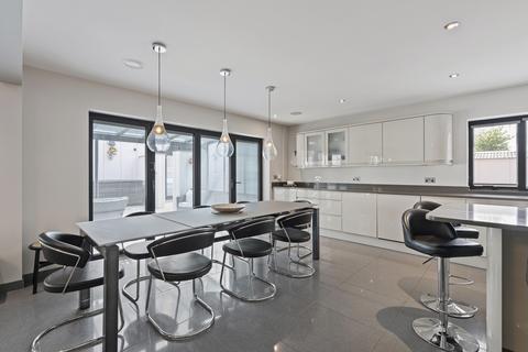 4 bedroom detached house for sale, 142 Brook Lane, Sarisbury Green, Southampton, Hampshire. SO31 7EW