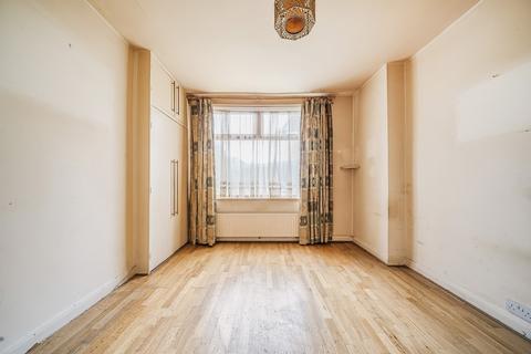 2 bedroom ground floor maisonette for sale, Brook Lodge, Brook Avenue, Edgware, Greater London. HA8 9XD