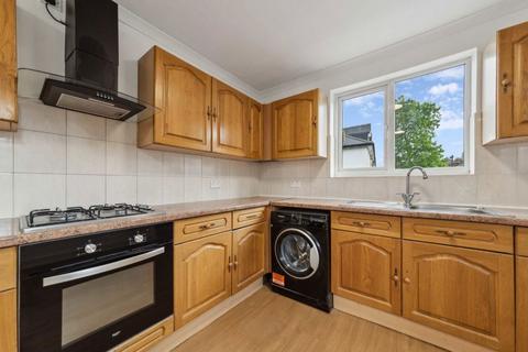 3 bedroom flat to rent, Grove Vale, London SE22