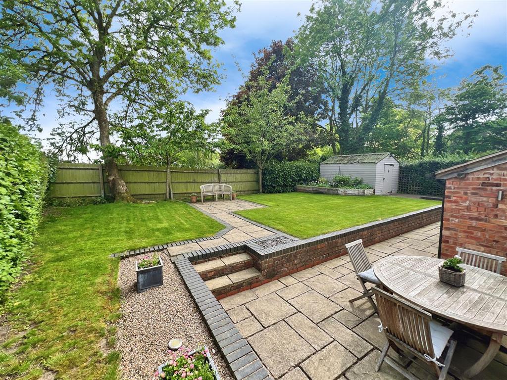 5d55eed5-rear 20garden 20 L.jpg