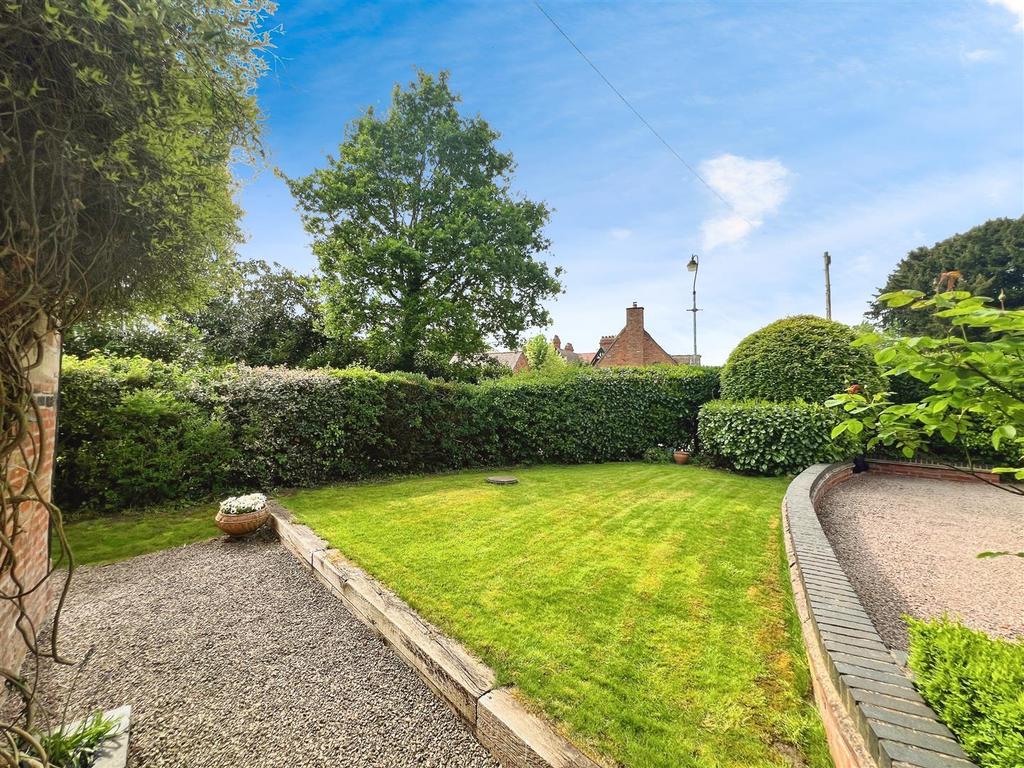 61b30f1b-front 20garden 20 L.jpg