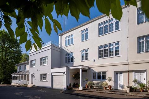 2 Elm Tree Close, London, NW8 9JS