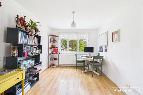 35 Southfields, London, NW4 4LX