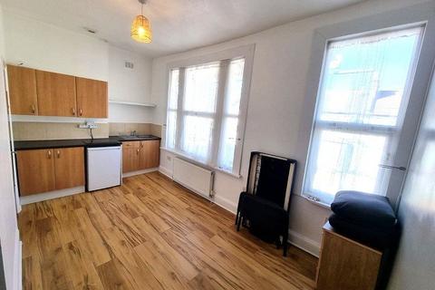 Studio to rent, Parkhurst Road, London. N22 8JQ