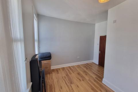 Studio to rent, Parkhurst Road, London. N22 8JQ