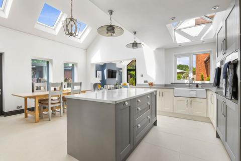 4 bedroom village house for sale, Aragon House, Catherine Court, Main Street, Wick, Pershore. WR10 3NZ