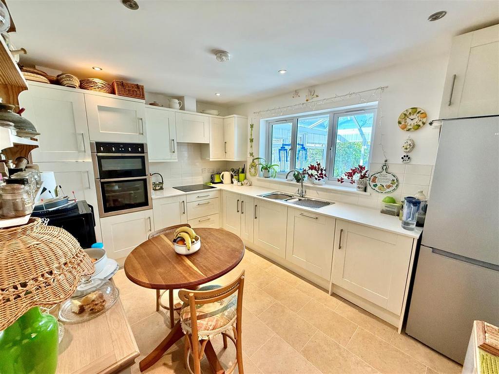 Kitchen 2.jpg