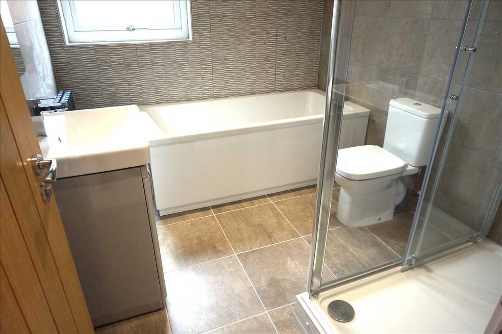 Family bathroom :