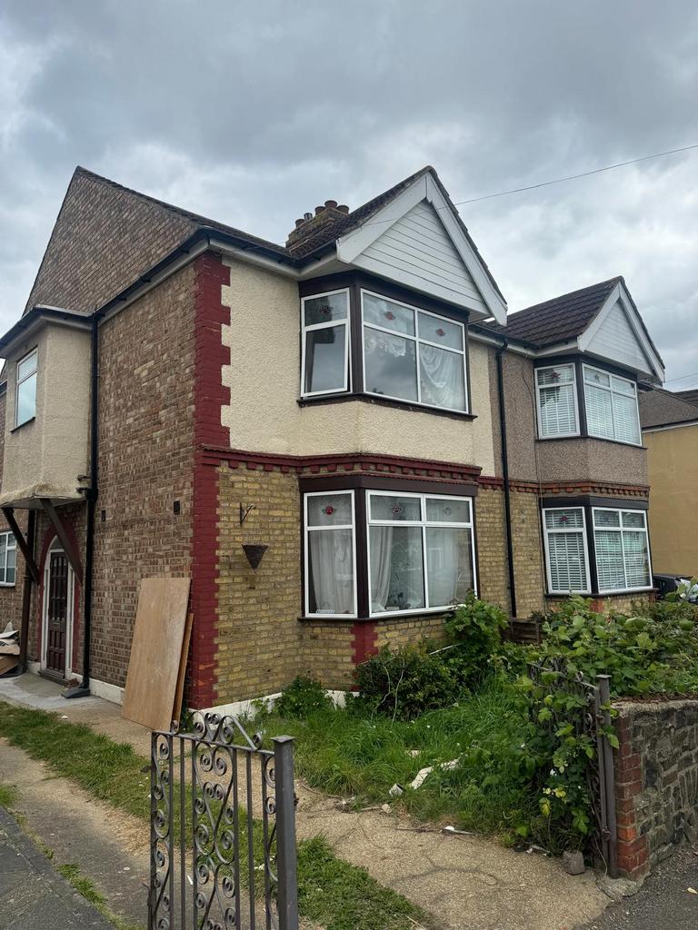 Spacious 4-Bedroom Semi-Detached Home with Studio