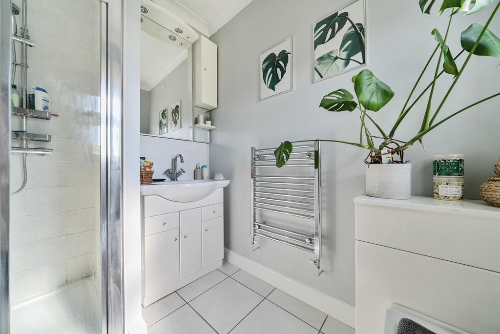 Bedroom 2 Ensuite.jpg