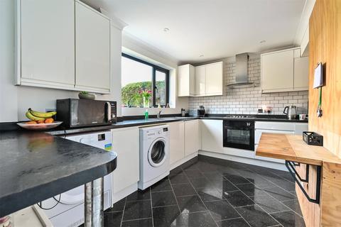 3 Ash Close, Ash, Aldershot, GU12 6AR