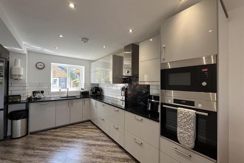 2 Silver Birch Close, Wyke, Bradford, BD12 9ER